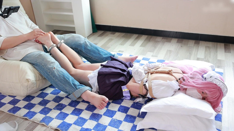 Asian bondage: Barefoot Cosplay Girlfriend, She Wears Shackles, and I Love Playing...