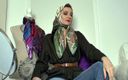 Lady Victoria Valente: Styling jaket dan syal kasmir