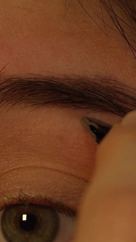 Je vais me labourer les sourcils de près avec une pince à épiler pour qu’ils aient l’air bien, s’amuser :)