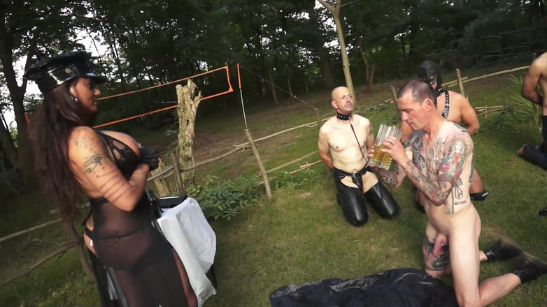 BDSM Deutschland: Pisdrinkende mannelijke seksslaven zweepslagen door meesteres