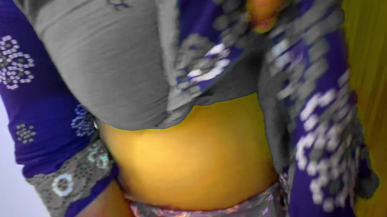 Aria Mia: India sexy culo enorme y grandes tetas suegra mientras limpia...