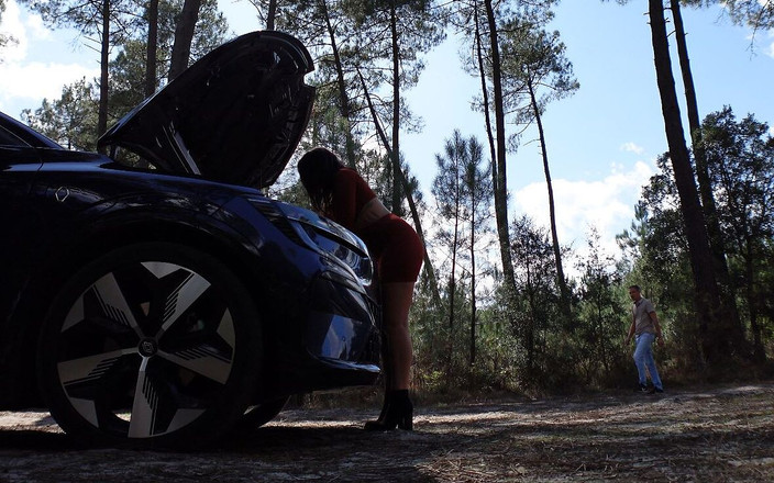 Kat Aluna: 卷轴性恶作剧分解kat aluna