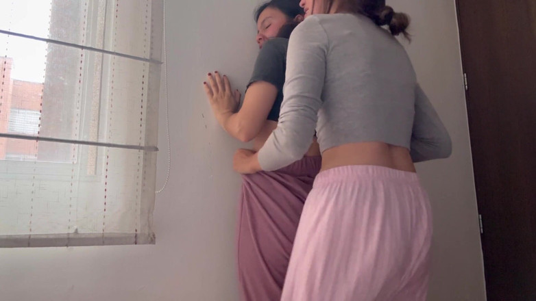 scarlettandc: Le explico a la esposa de mi hermanastro cómo tener...