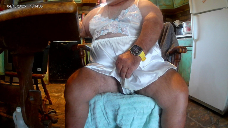 Mark Fletcher: Mark Fletcher urmărind un videoclip joi cumming purtând mai multă...