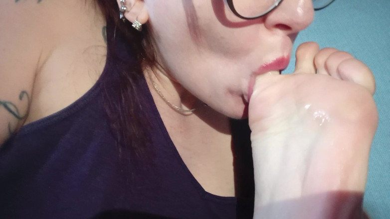 HellENXxOo: Сосание пальцы ног крупным планом (фут-фетиш)