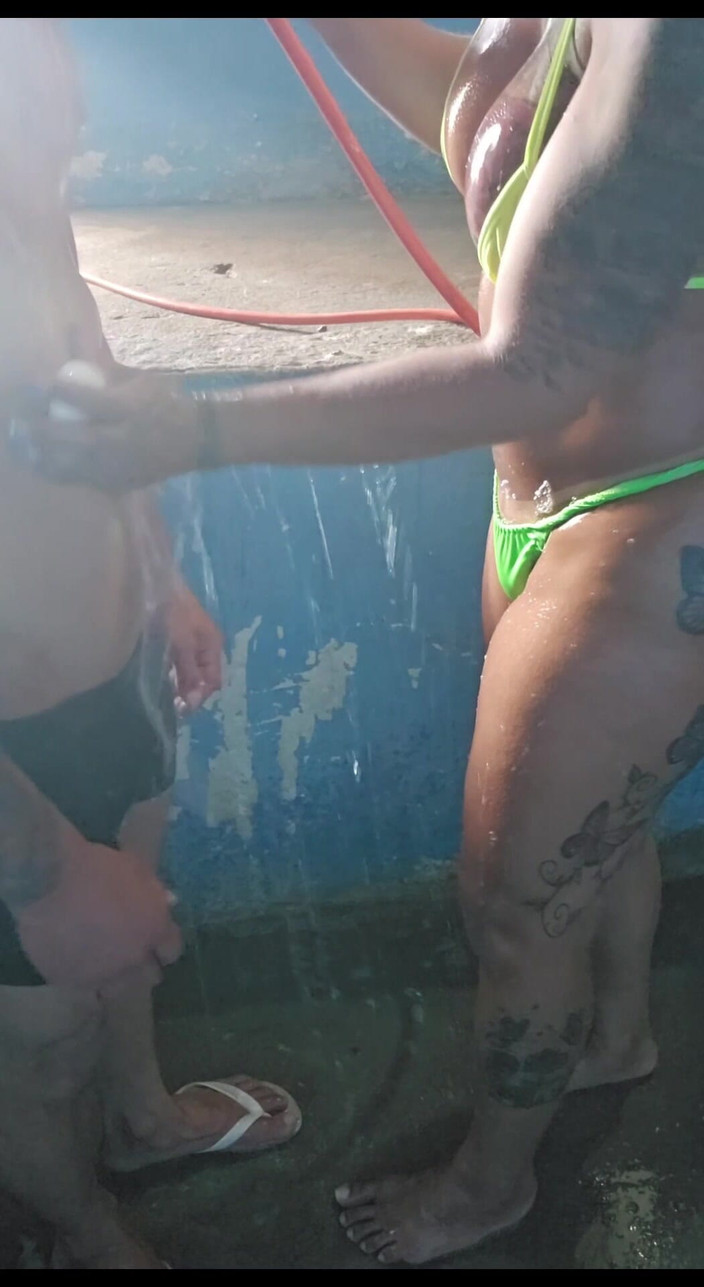 Renata Frazao: बालकनी पर स्नान