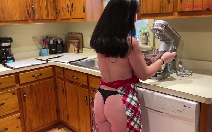 Tarrant and Alice: Tante seksi dengan memek bugil lagi asik ngentot sambil bugil
