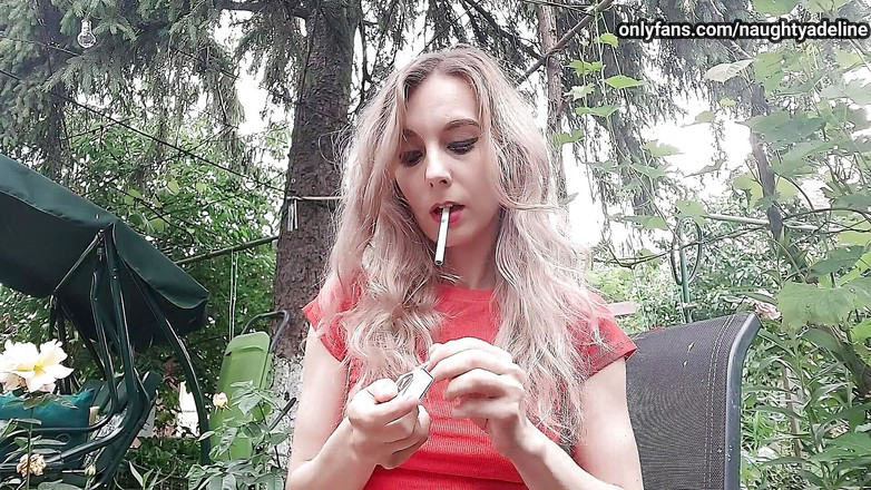 Naughty Adeline: आपको नज़रअंदाज़ करते हुए ठंडा करना और धूम्रपान करना