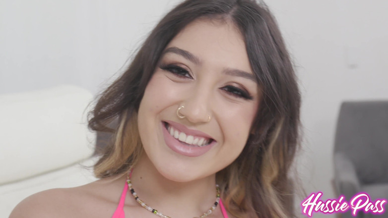 Hussie Auditions: La ragazza arabo-cubana grande come una pinta con gemme viola...