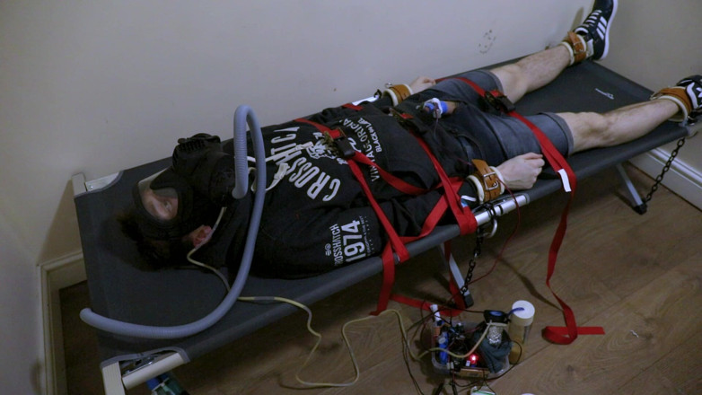 Inmate Cody and SubEdgeX: Připoutaná subka krmená automatickým krmítkem