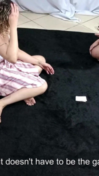 Une belle-fille accepte de jouer des cartes et finit par coucher avec son beau-père