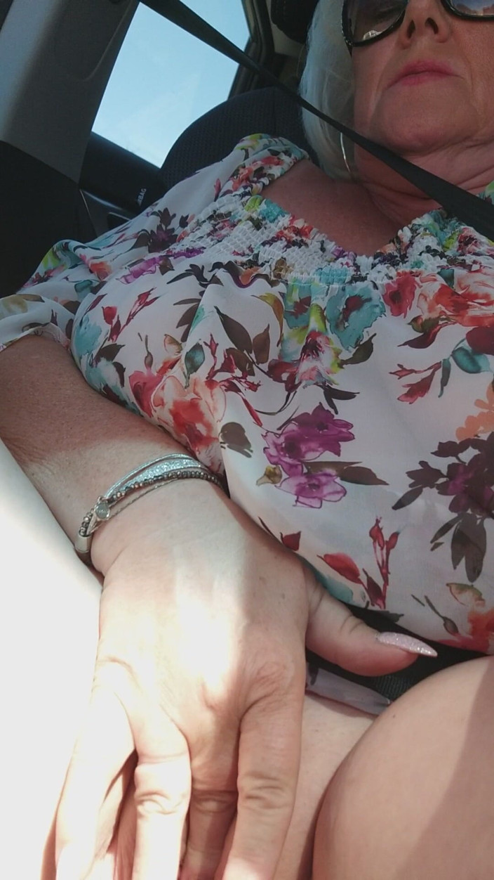 EroticOnlyClips: Si blonde matang menjolok pepek berdenyut dalam kereta awam menunggang
