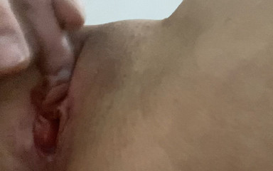 Bored Nastassya: Studentessa si masturba guardando porno e viene