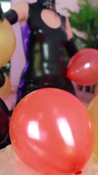 Looney fetiş, lateks lastik kostümlü hava balonları lezbiyen eğlencesi