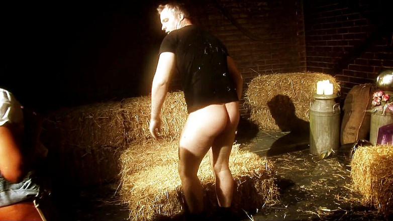 Outdoor Fucktivities: 黑发婊子等不及要跳上她恋人的长鸡巴