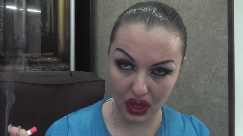 Goddess Misha Goldy: Trucco sexy enormi labbra rosse che fumano
