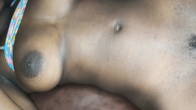Loversinbed: Geloof met grote tieten is dat ze in haar poesje...
