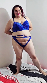 Cewek seksi ini lagi asik nyepong kontol sambil ditindik
