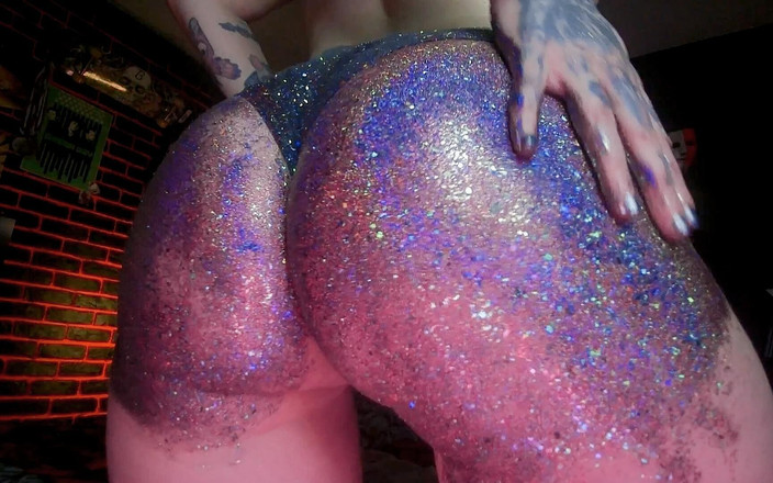 MessalinaHorror: 얼터너티브 걸 오일 마사지 후 반짝이에 스팽킹