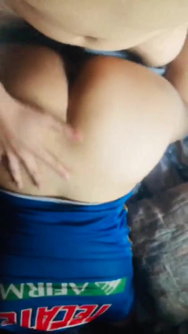 Mexicasero: Mama vitregă a prietenului meu stă la casa mea purtând...