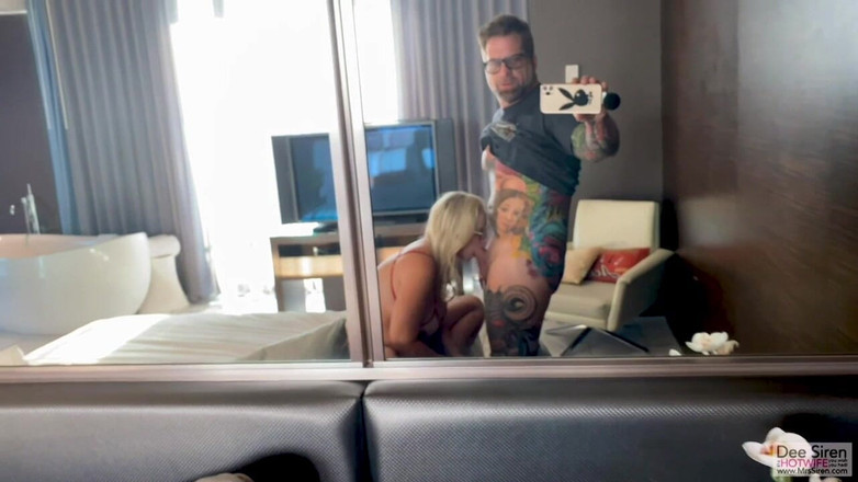 Siren XXX Studios: Menghisap batang di Penthouse Condo