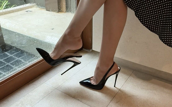 Julia domaina: Stiletto high heels hitam dengan sepatu hak tinggi tanpa punggung,...