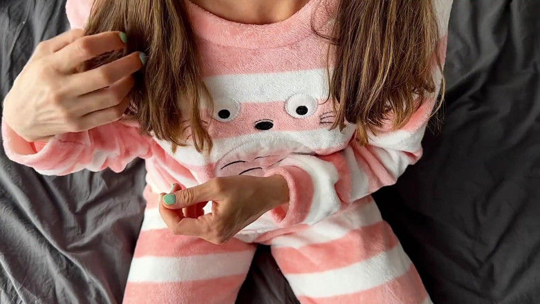 hotiMary: Pelajar dengan piyama lagi asik masturbasi memeknya yang sange sampai...