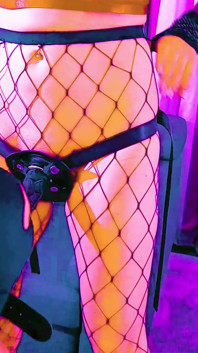 Lady Angela Lelaki Submisif Menjilat Dubur dan Menghisap Strap-on
