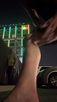 Tante seksi ini dientot habis-habisan sama kontol besar pria kulit hitam di seluruh penjuru kota
