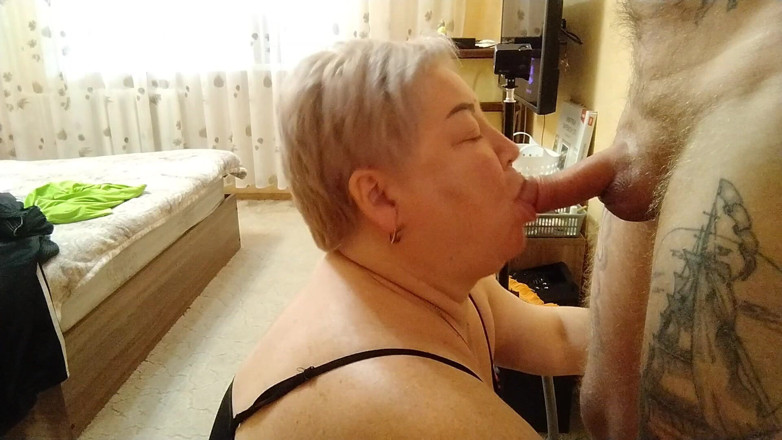 Zona901: Elle taille une pipe et reçoit une partie de sperme...