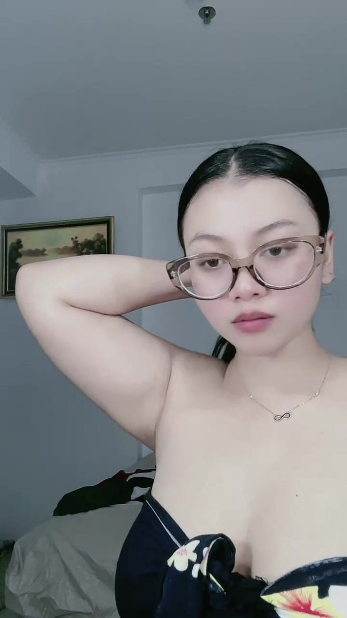 Jonathan Camberg: Wanita Cantik Berkacamata Mencari Kenikmatan