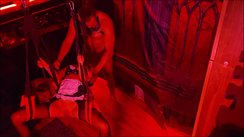 Relaxsextime: Pareja se balancea en un columpio