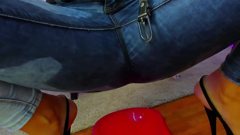 Adele Amber: Čůrání do džínů