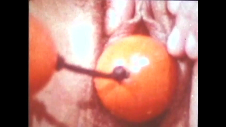 The Unforgettable: Vanessa dan Marlene bermain dengan bola