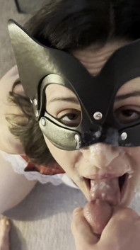 Roztomilá studentka kouří, aby dostala obrovský výstřik na obličej