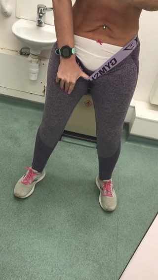 Sophie James: Branlette dans les toilettes de l'hôpital, version étendue