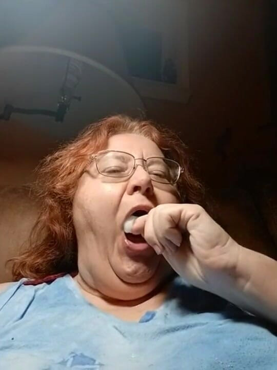 BBW nurse Vicki adventures with friends: Я обожаю мороженое, бананы и поп-ням