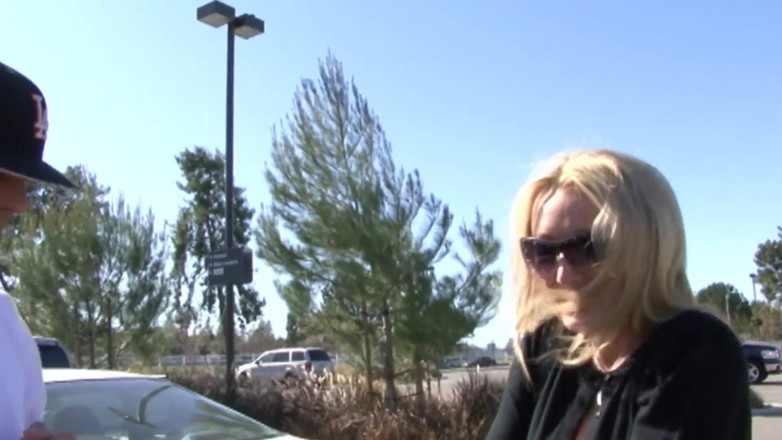 Radical: Sexy MILF schluckt harten großen schwanz