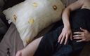 Arg B dick: Мужик трется о свою подушку, полотенце и руку, тихие стоны и интенсивный оргазм утром