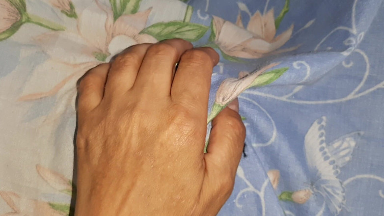 Lesbian-candys: Ich spiele abwechselnd unter der puppe mit den muschis meines...