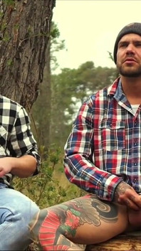 Dos Amigos Se Masturban En El Bosque
