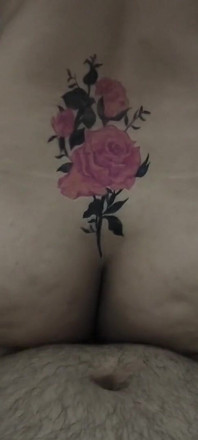 Indische vrouw met nep-tatoeage hete moeder