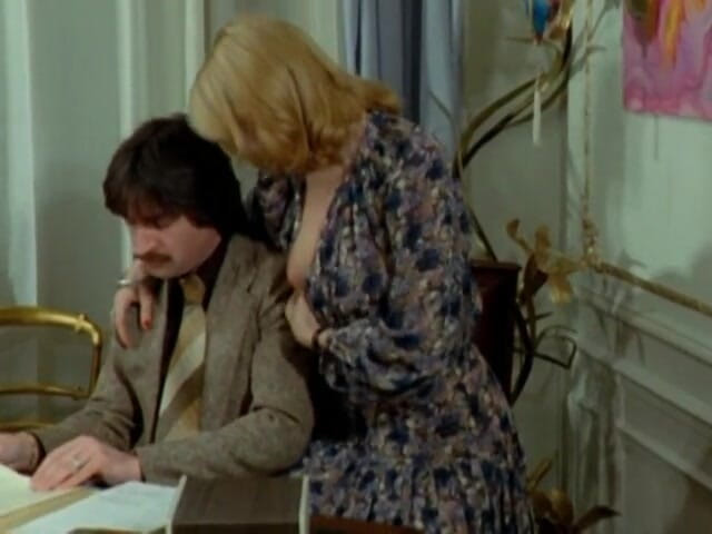European Classics: Brigitte Lahaie और Kathy Stewart डेस्क के नीचे बॉस को चूसती हैं
