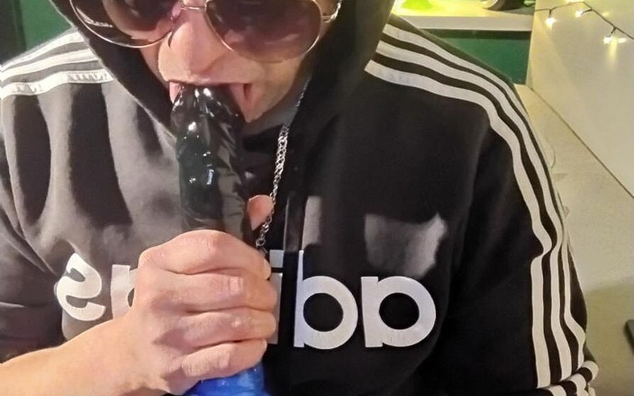 Give me hard: I Need a 25 Cm Strap Now