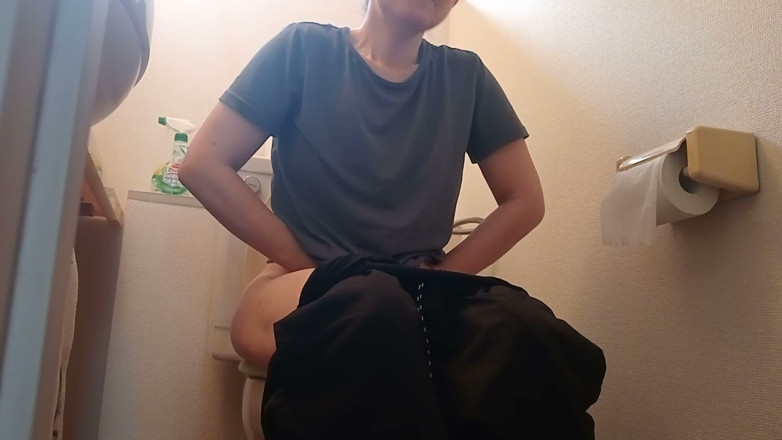 Mayumi Kanzaki: Refreshing in the Restroom