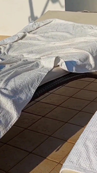 La moglie bionda matura selena si gode il corpo nudo in posa da vicino