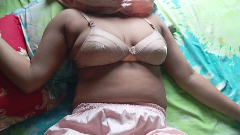Sumahomesex: Bhabhi yang baru berkahwin mengongkek rata sendiri apabila suaminya pergi...