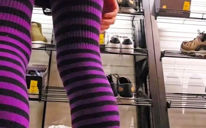 Kinkytwinkpamps: Femboy alışveriş merkezinde ıslanıyor