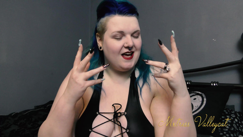 Mxtress Valleycat: Measuring my long BDSM nails