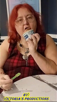 Verpleegster Vicki eet hier de lunch en geniet dan van lekker ijs